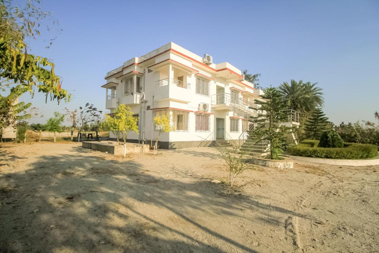 Oyo 69836 Aponjon Resort And Restaurant Shaugaon Esterno foto